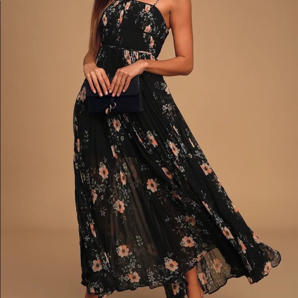 Lulu’s Black Floral Pleated Maxi